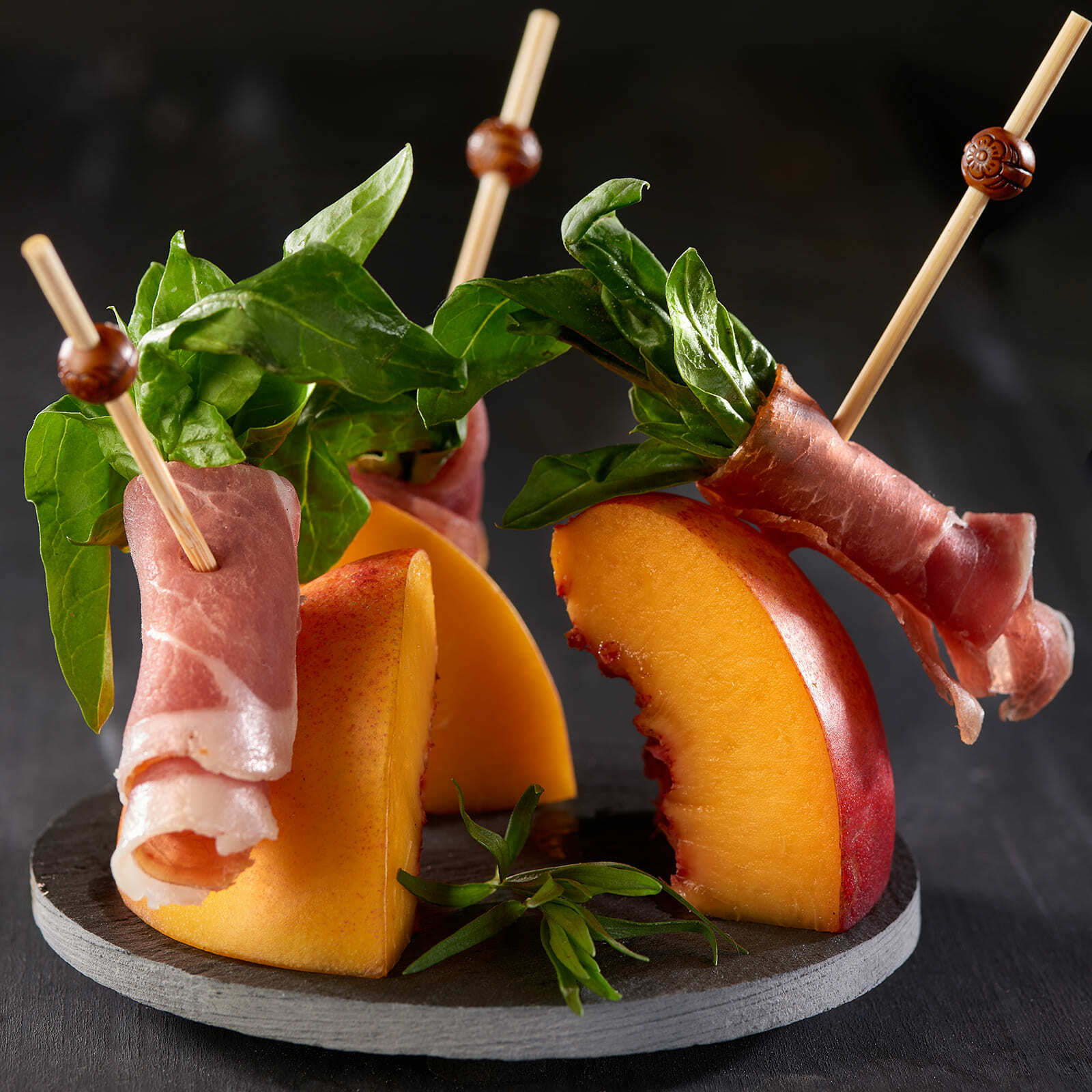 Canapé de fruits de saison au prosciutto