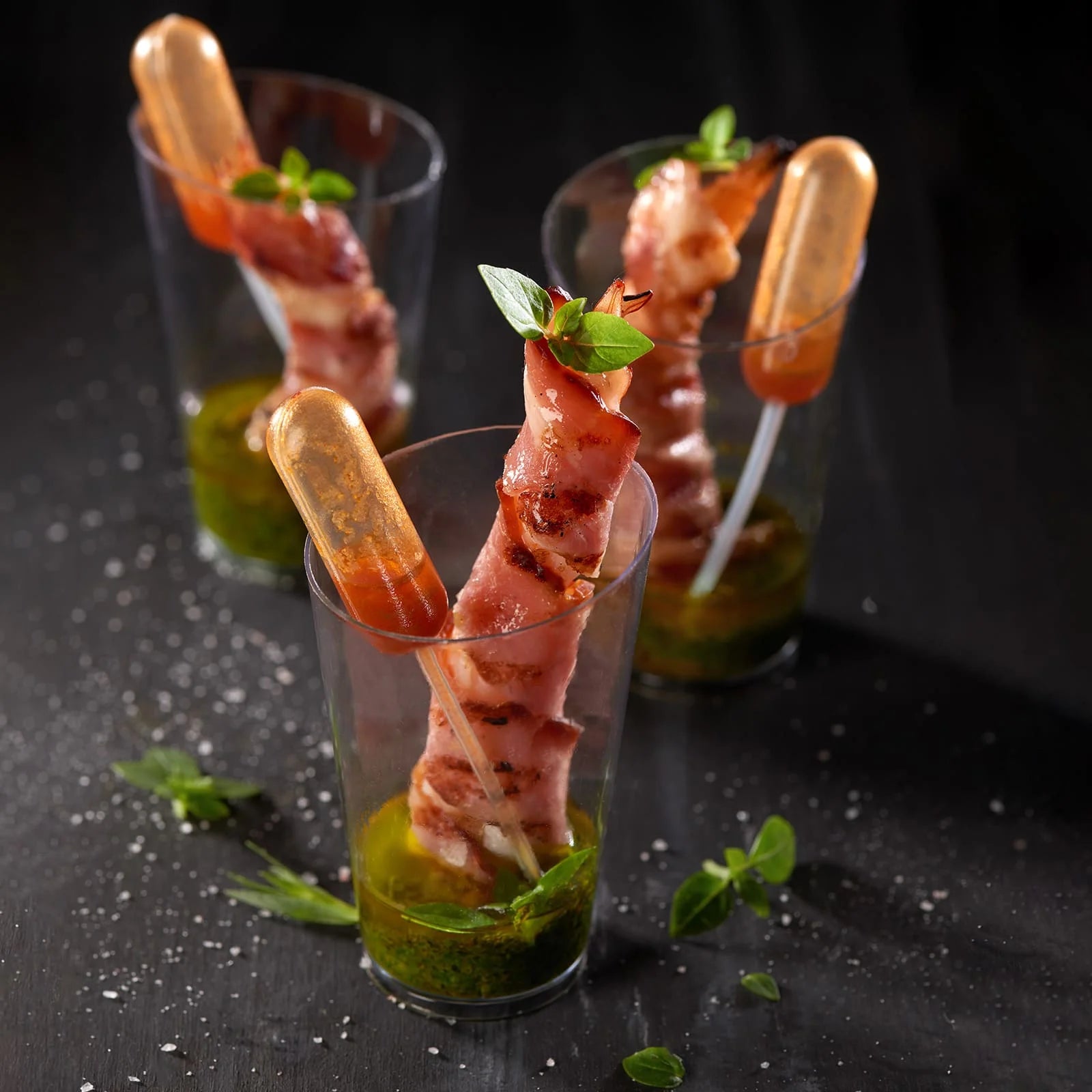 Crevette tigrée enroulée de bacon, sauce tomate au Tabasco